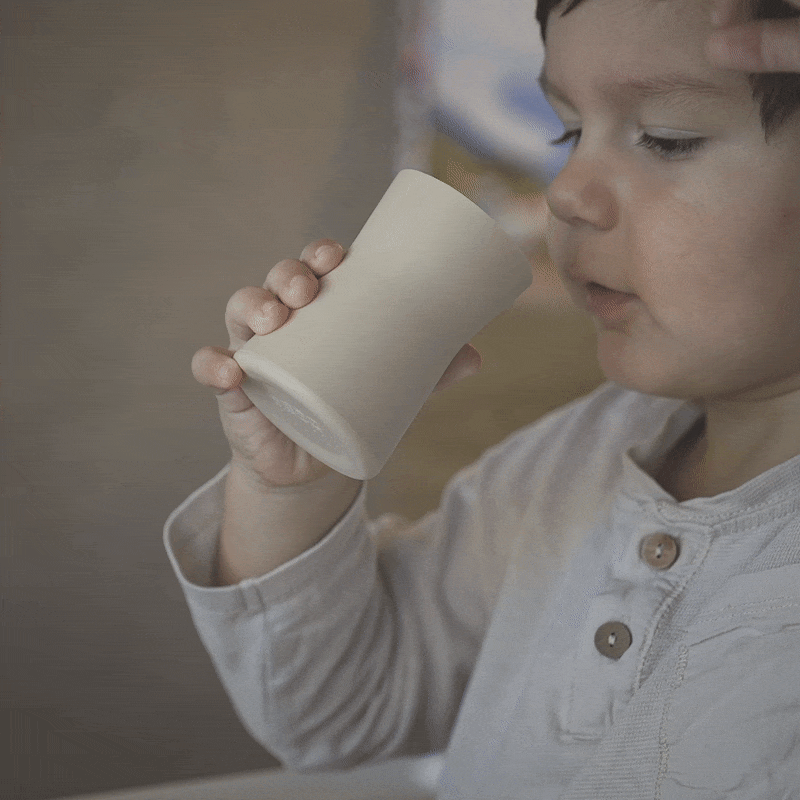 https://aplainr.com/cdn/shop/products/silicone-open-cup-for-babies-helps-drinking-safely.gif?v=1700801563&width=1445
